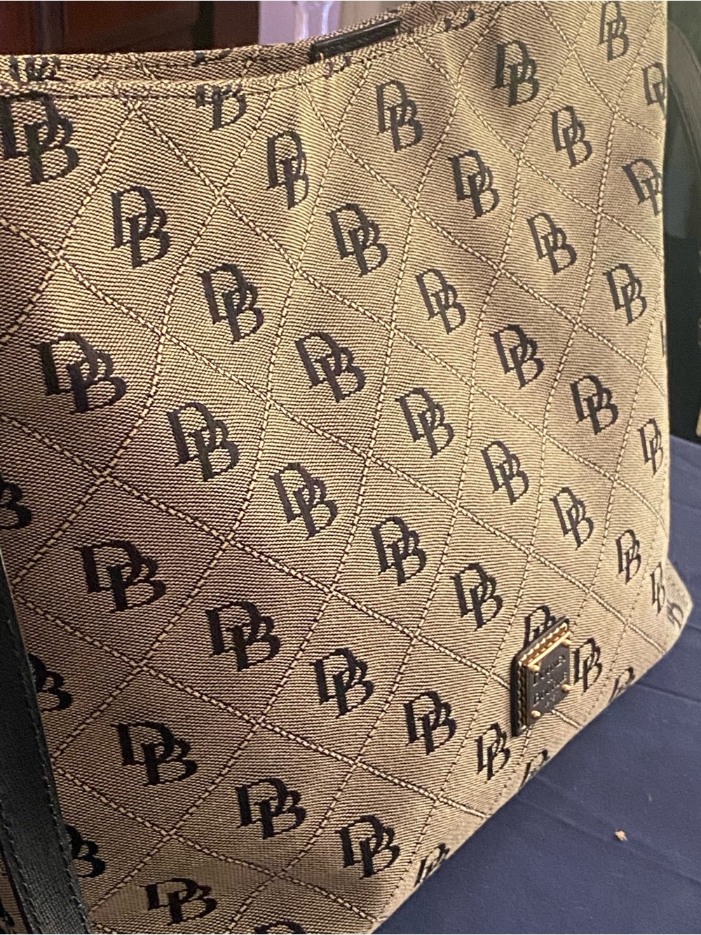 NWOT Dooney & Bourke Signature Monogram Tote Beige/Black Jacquard w/ Red Lining - Picture 3 of 16